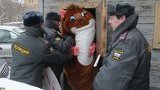 Российские полицейские свинтили хомяков возле посольства США. ФОТОрепортаж