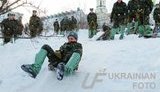 Во время уборки снега в Лавре президентский полк устроил веселые катания с горки. ФОТОрепортаж