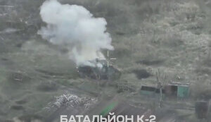 Пилоты К-2 дронами уничтожили российскую МТ-ЛБ с оккупантами-штурмовиками. ВИДЕО