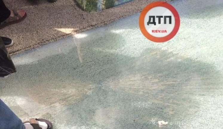 Новий пішохідно-велосипедний міст у Києві пошкодили в першу ж ніч після відкриття (оновлено). ФОТО