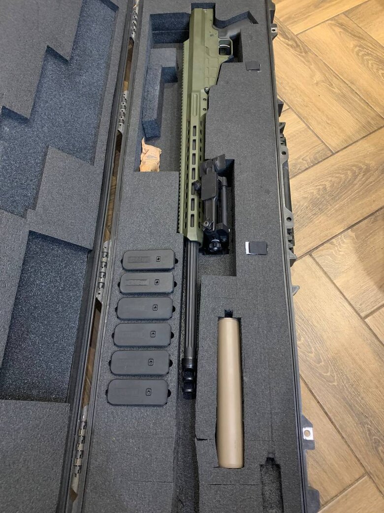 Командир снайперів Влад, позивний Санта: Проміж крапель ходжу поки. Бронік надирявили мені, таке було… 15