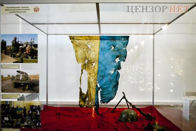 Директор Національного військово-історичного музею Владислав Таранець: У нас є Біблія, яку ми знайшли біля наших загиблих хлопців обгорілою і розгорнутою на молитві Не бійся 14