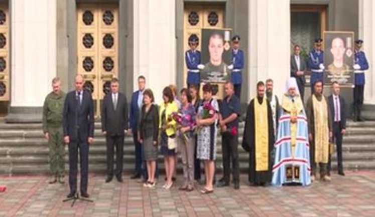 Хвилиною мовчання вшанували пам'ять нацгвардійців, загиблих від вибуху гранати під стінами ВР 31 серпня 2015 року. ВIДЕО