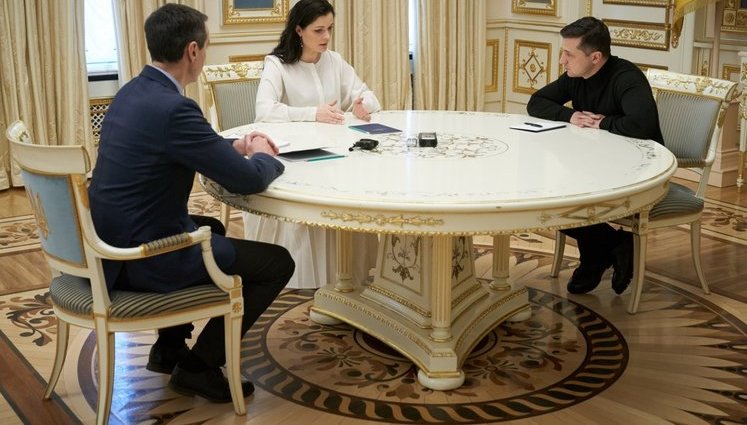 Зеленский поручил Минздраву усилить коммуникацию и дать четкие рекомендации по ситуации с китайским коронавирусом. ФОТО