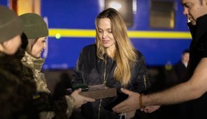 Прикордонники подарували Анджеліні Джолі набір національної символіки України та коїн ДПСУ. ФОТО