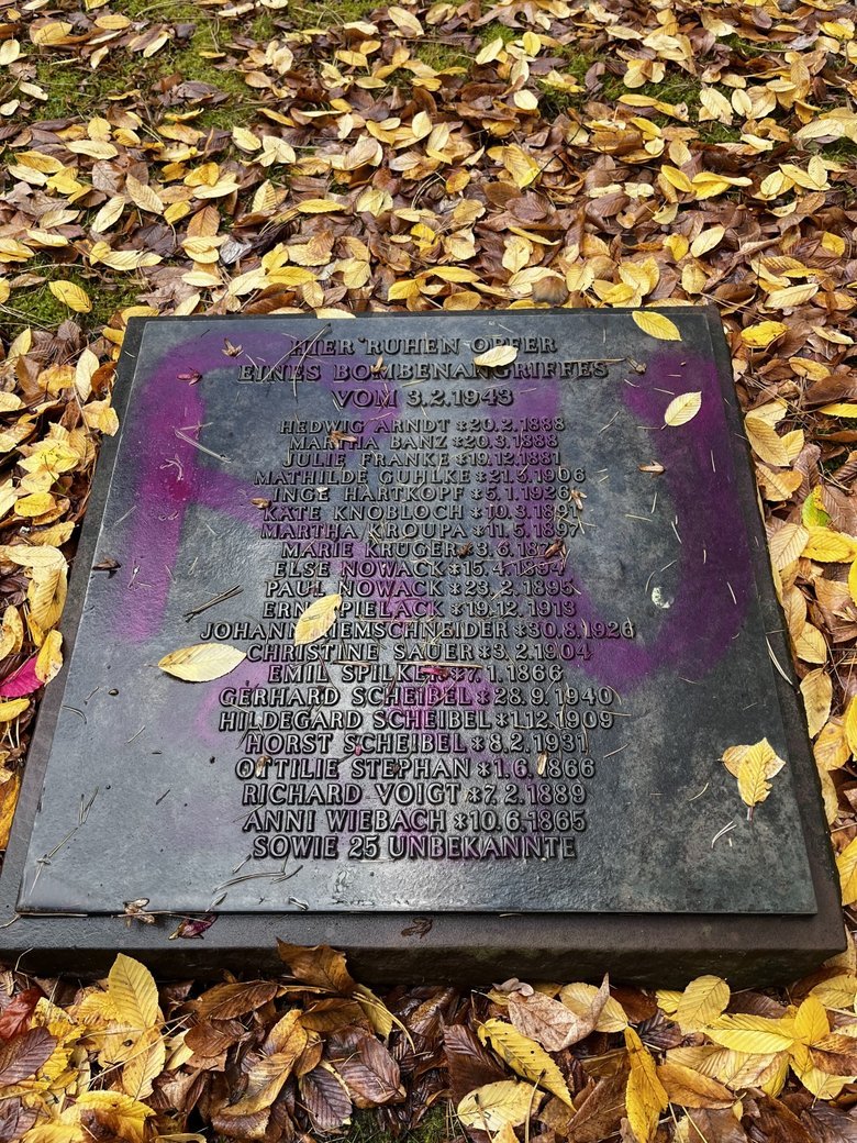 В Германии осквернили символикой россиян 67 могил солдат