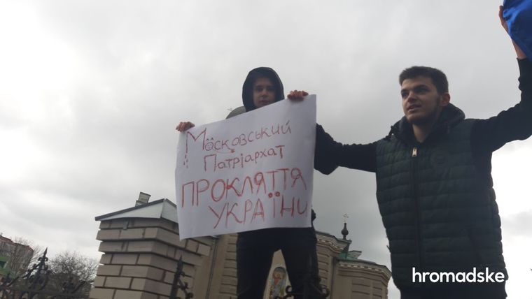 Hundreds of people came to UOC-MP church in Khmelnytskyi, where a soldier was beaten 02