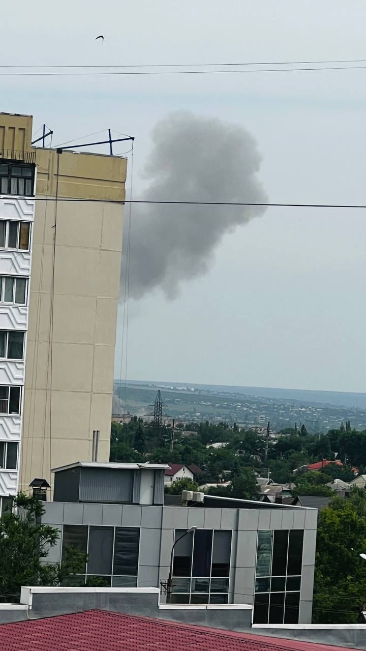 В окупованому Луганську лунають вибухи, над містом видніється дим, - росЗМІ 01