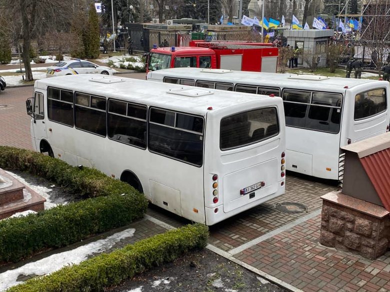 Количество силовиков под Апелляционным судом увеличивается, приезжают дополнительные автобусы, – Погребиский 03