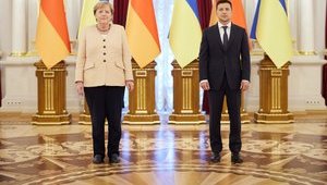 Зеленский наградил Меркель 