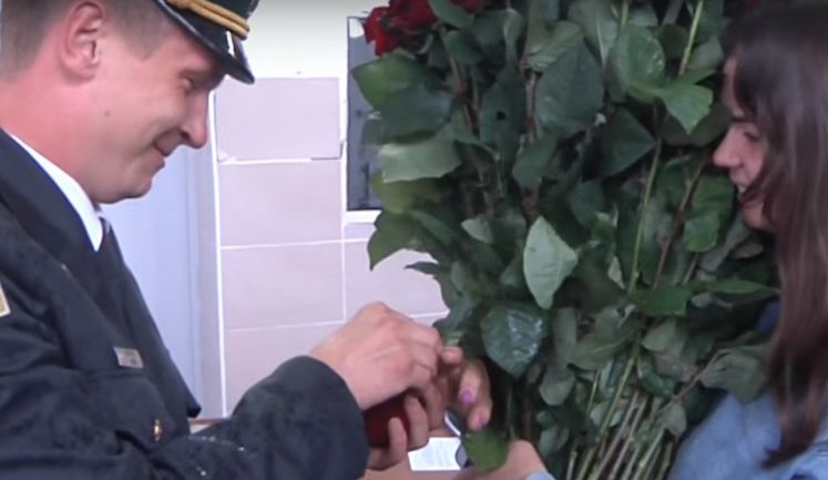 Пограничник подбросил девушке наркотики, чтобы сделать предложение руки и сердца. ВИДЕО