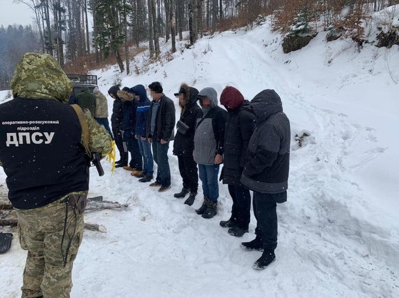 Тютюнові контрабандисти перепрофілювалися на переправляння ухилянтів: затримано організаторів схеми та 15-х чоловіків, що тікали від призову в Румунію 01