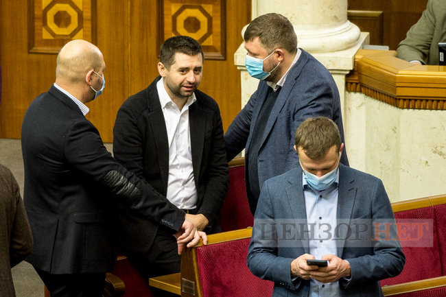 Мисягін у кріслі прем’єра, Яценко і Качура за колоною, краплі Кабанова і поцілунок слуг народу Марченко і Стефанчука, - робота ВР 18 грудня 10