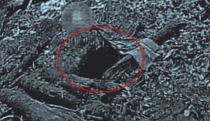 Український дрон-камікадзе залітає у бліндаж із російськими дроноводами. ВIДЕО