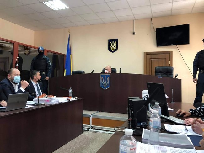 Поліція розділила тітушок і активістів, які пікетують суд щодо обрання запобіжного заходу Медведчуку 02