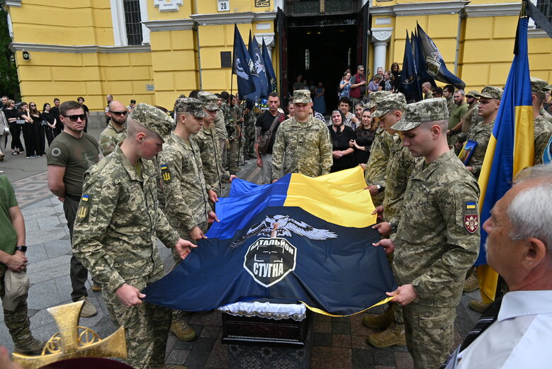 У Володимирському соборі попрощалися із загиблим у боях за Україну воїном Микитою Оптимістом Красновідом 15