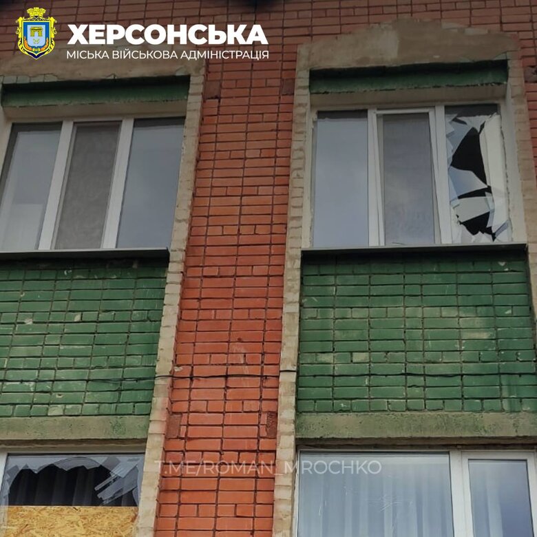 Окупанти обстріляли заклад освіти у передмісті Херсону 04