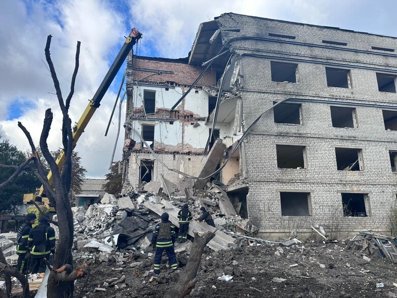 Росіяни за добу обстріляли 14 населених пунктів Донеччини. Зафіксовано 40 руйнувань будинків, школи, фільтрувальної станції 02