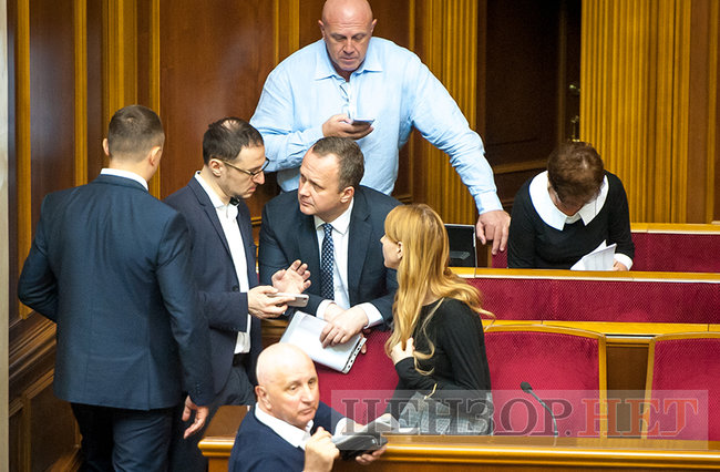 Ляшко і Богуслаєв вивчають газету, Семерак в оточенні нардепів та обійми Ричкової і Полторака, - день роботи ВР 18 травня 20
