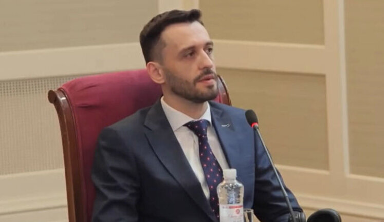 Кандидат в Конституционный суд Андрийчук затруднился сказать, когда приняли Конституцию. ВИДЕО