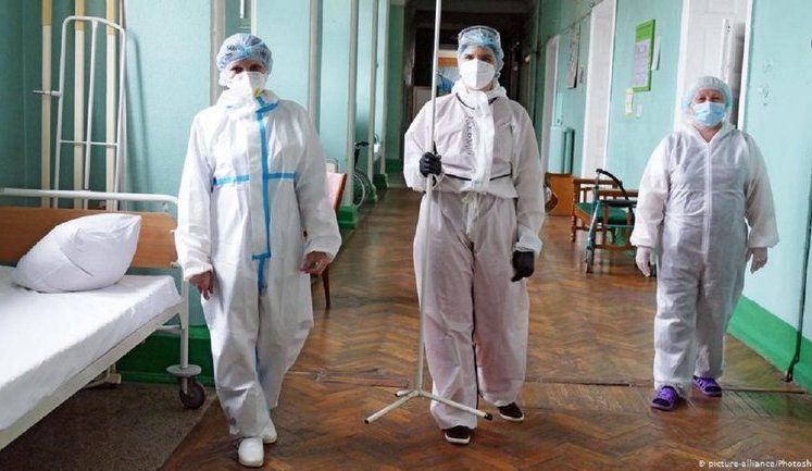 Рыженко о ситуации с COVID-19 в Днепре: Больных все больше. В отделении на 6 коек 28 тяжелых больных. VIP-палат больше нет. Есть только VIP-коридор и VIP-уголки