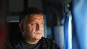 Аваков про ліквідацію пожеж на Луганщині: По всьому периметру працюють групи ДСНС. Пожежна авіація напоготові