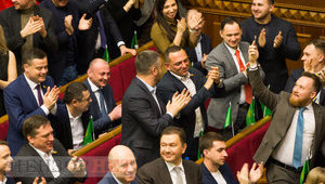 "Слухаємо президента і голосуємо", "Зняли Гончарука. Перший у залі", - як відправляли у відставку Гончарука і призначали Шмигаля, - день роботи ВР 4 березня. ФОТОрепортаж