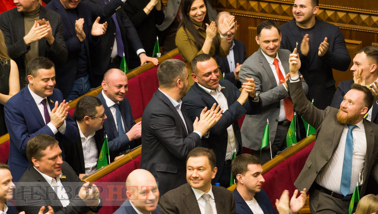 "Слухаємо президента і голосуємо", "Зняли Гончарука. Перший у залі", - як відправляли у відставку Гончарука і призначали Шмигаля, - день роботи ВР 4 березня. ФОТОрепортаж