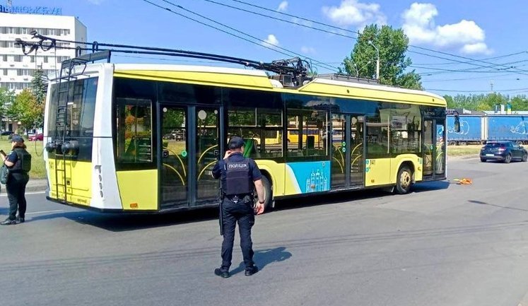 У Львові водій тролейбуса помітив гранату на дорозі й евакуював пасажирів, - Садовий