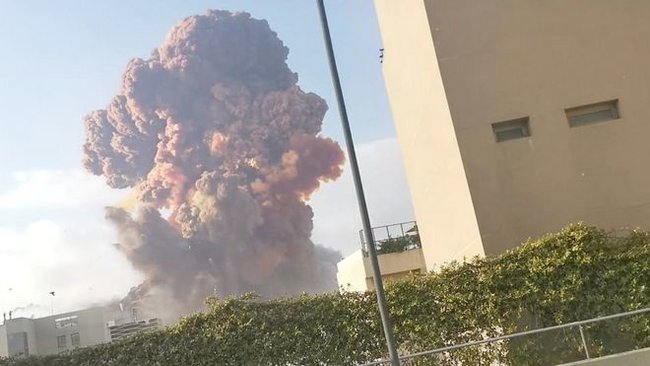 Мощный взрыв произошел в Бейруте, множество пострадавших 01