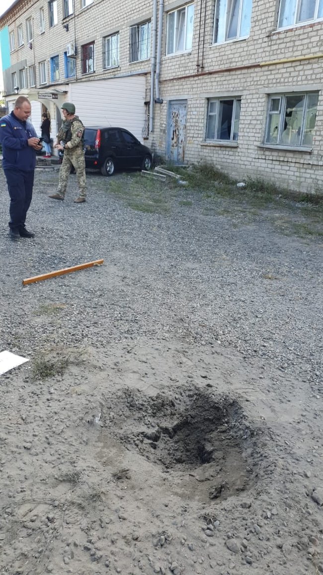 Повреждено админздание и автомобиль, ранен мирный житель, - последствия российского минометного обстрела н.п. Счастье 01