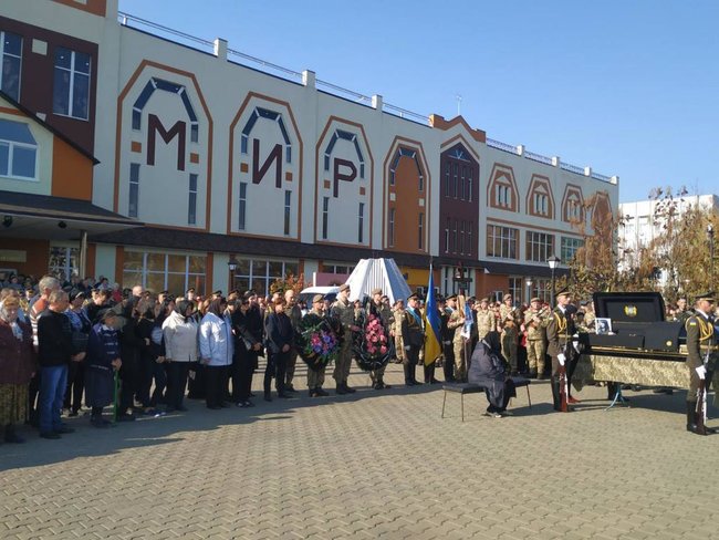 С погибшей на Донбассе Ярославой Никоненко простились в Миргороде 08 С погибшей на Донбассе Ярославой Никоненко простились в Миргороде 08