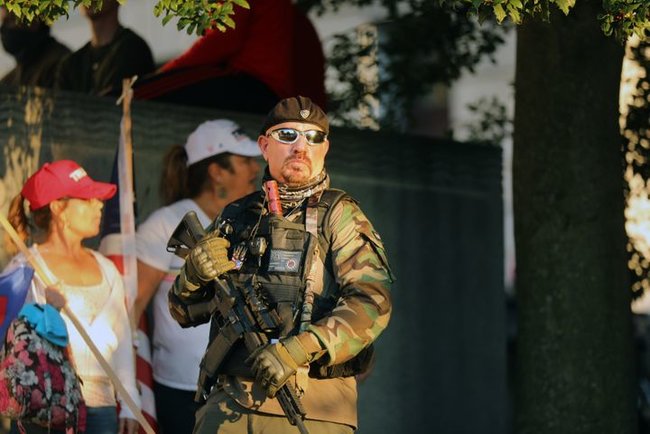 Сторонники Трампа протестуют в ряде штатов, некоторые из них вооружены 02