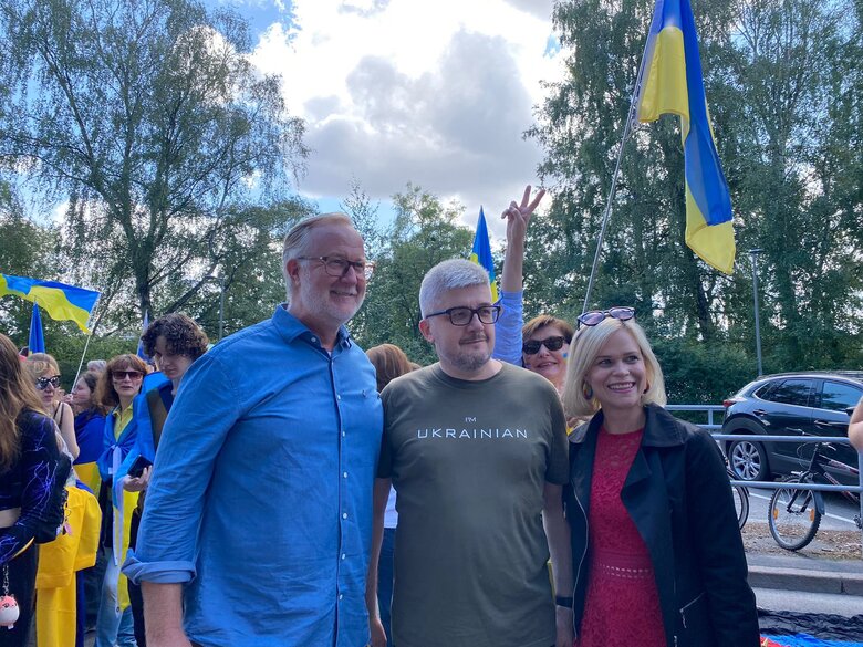 Посол України у Швеції Плахотнюк відвідав прайд у Стокгольмі 02