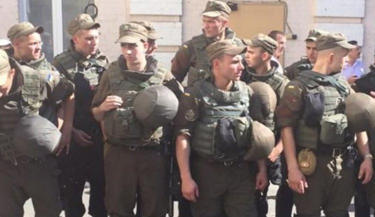 Події під Печерським судом Києва: прихильники комбата "Айдару" Лихоліта побили нардепа Мельничука і планують встановити намети, - Мосійчук. ФОТО