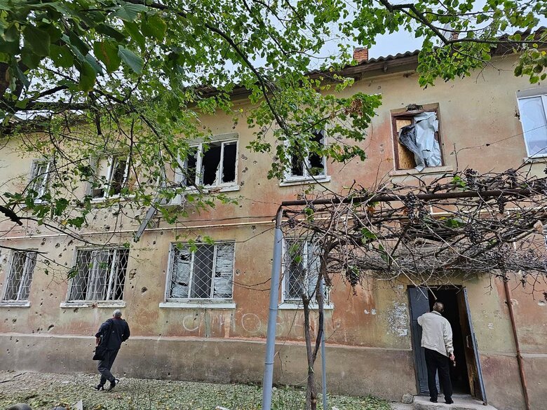 Троє людей зазнали поранень унаслідок обстрілу росіянами центру Херсону 01 Троє людей зазнали поранень унаслідок обстрілу росіянами центру Херсону 01