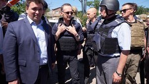 Глава МЗС Німеччини Маас "був вражений масштабом руйнувань", - Жебрівський про візит німецького політика під Широкиним. ФОТОрепортаж