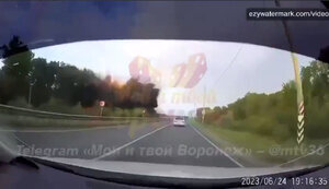 ВКС РФ били из авиации по трассе под Воронежем: бомбы упали рядом с гражданскими автомобилями. ВИДЕО
