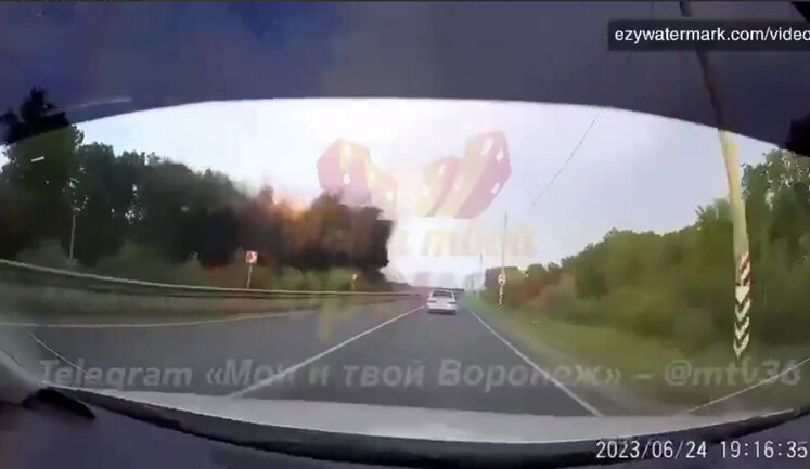 ВКС РФ били из авиации по трассе под Воронежем: бомбы упали рядом с гражданскими автомобилями. ВИДЕО