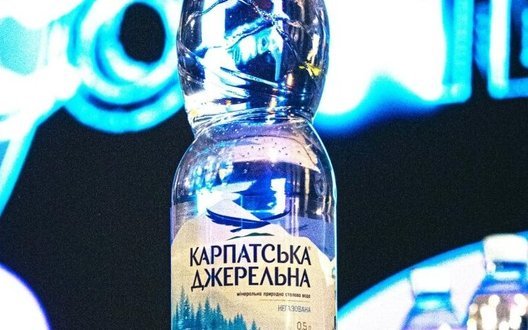 Виробники води "Карпатська джерельна" та Aqua Karpaty змінили етикетки через вимогу АМКУ. ФОТО