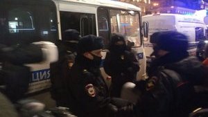 Одиночные пикеты в поддержку Навального начались в России, есть первые задержанные