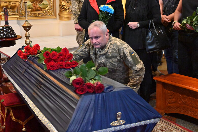Із бойовим медиком Євгеном Бешлягою, який загинув під Бахмутом під час здійснення евакуаційної місії, попрощалися у Києві 18