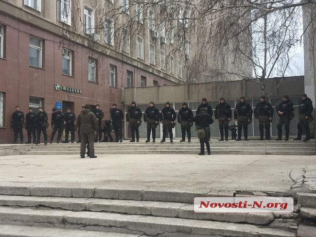 Мітинг за відставку губернатора Савченка в Миколаєві: будівлю облради охороняють сотні силовиків, азовці пройшли всередину, почалися сутички 07
