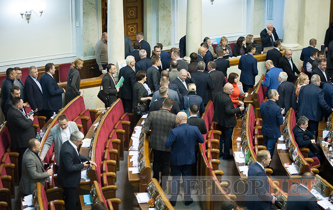 Депутати-соньки, Кіссе, який голосує за трьох, радісний Гройсман і обійми Лозового з Ляшком: як Рада вночі приймала Держбюджет-2019 33
