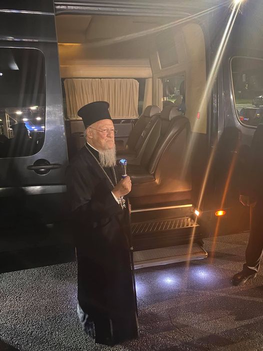 Патриарх Варфоломей, улетая, благословил украинцев 01