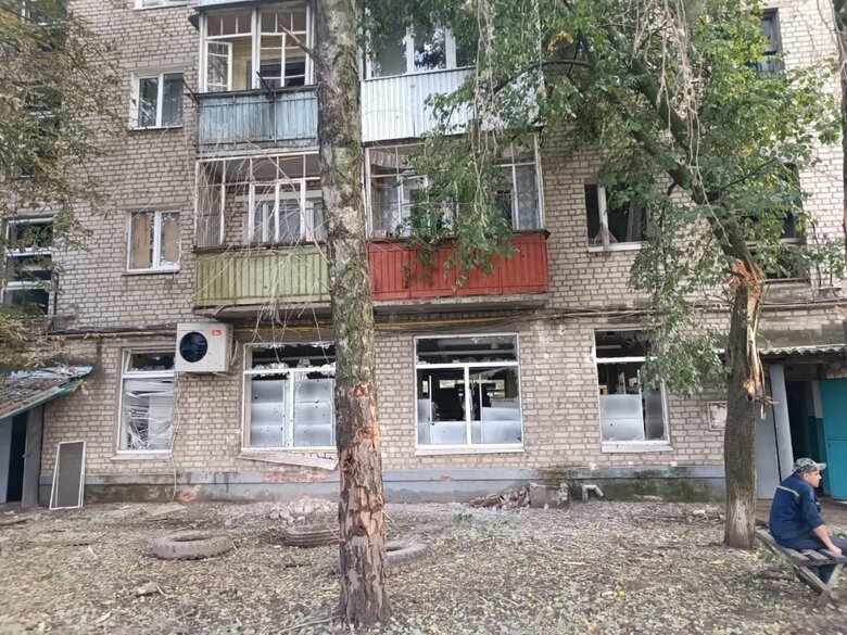 Российские оккупанты обстреляли освобожденный Волчанск - ударили в многоэтажку, - Нацполиция 01