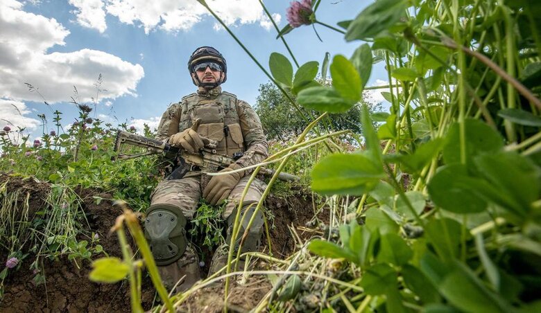 Командир бригади Хартія Національної гвардії України Ігор Оболєнський: Ми розуміємо, що буде перша хвиля наступу, друга, третя, четверта, п’ята. І для цього постійно потрібні люди 13 Командир бригади Хартія Національної гвардії України Ігор Оболєнський: Ми розуміємо, що буде перша хвиля наступу, друга, третя, четверта, п’ята. І для цього постійно потрібні люди 13