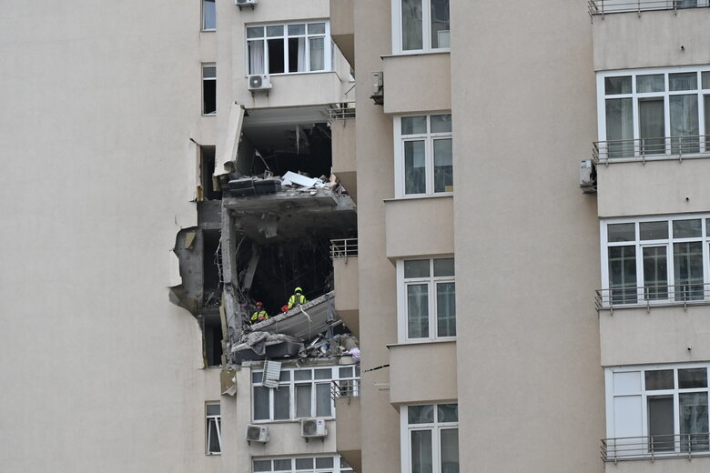 Последствия падения обломков вражеской ракеты на многоэтажку в Соломенском районе Киева 09