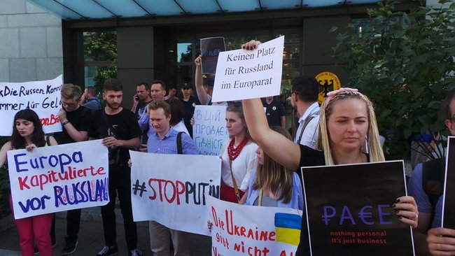 Страсбург-2019 = Мюнхен-1938 - активісти в Києві пікетували посольства країн, делегації яких повернули РФ в ПАРЄ 06
