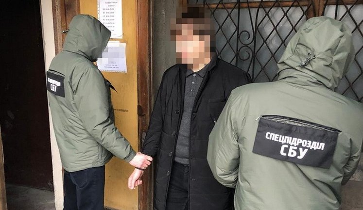 Госисполнитель в Ривном за взятку удалял данные из баз Минюста, - СБУ. ФОТО
